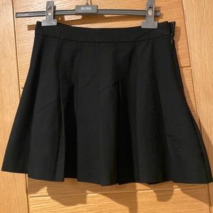 Aritzia Sunday best black pleated skirt. Size 4